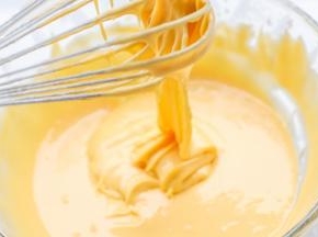 左右上下的搅拌，搅拌好的蛋黄糊呈丝带状。