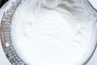 蛋清一次性加入白砂糖和柠檬汁，打发倒扣盆，蛋清都不会掉下来的状态。