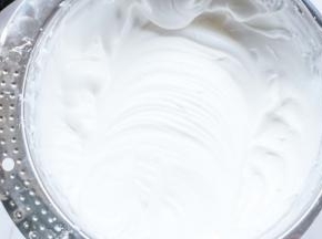 蛋清一次性加入白砂糖和柠檬汁，打发倒扣盆，蛋清都不会掉下来的状态。