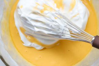 取三分之一倒入蛋黄糊中搅拌均匀。