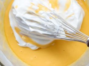 取三分之一倒入蛋黄糊中搅拌均匀。