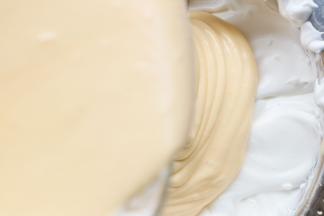 拌好的蛋黄糊倒入剩余的蛋清中翻拌匀。