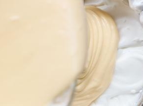 拌好的蛋黄糊倒入剩余的蛋清中翻拌匀。