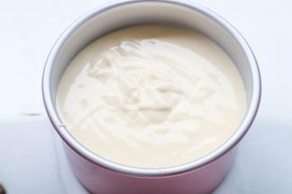 拌好的面糊倒入学厨加高6寸不沾戚风模具中。