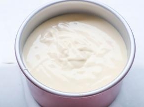 拌好的面糊倒入学厨加高6寸不沾戚风模具中。