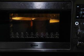 拌好的面糊倒入学厨加高6寸不沾戚风模具中。