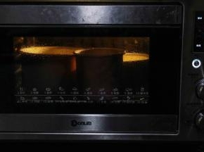 拌好的面糊倒入学厨加高6寸不沾戚风模具中。