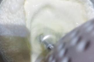 奶油奶酪软化后加白砂糖，酸奶，打至微浓稠状即可，