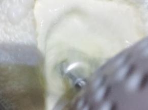 奶油奶酪软化后加白砂糖，酸奶，打至微浓稠状即可，