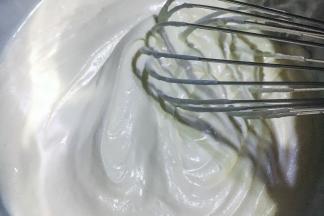 淡奶油加20克白砂糖，打至有纹路状与奶油奶酪混合拌匀，取1/4原味出来备用，其它的加入两勺草莓酱拌匀。