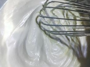 淡奶油加20克白砂糖，打至有纹路状与奶油奶酪混合拌匀，取1/4原味出来备用，其它的加入两勺草莓酱拌匀。