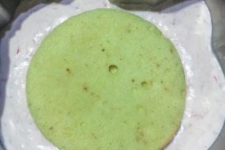 倒入铺好蛋糕片的模具中，没过第一片蛋糕片，再放入第二片蛋糕片，继续倒入，最后在表面倒上原味慕斯糊，放入冰箱冷藏一晚，待第二天用电吹风沿边缘吹两圈即可取下慕斯圈。