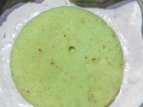 倒入铺好蛋糕片的模具中，没过第一片蛋糕片，再放入第二片蛋糕片，继续倒入，最后在表面倒上原味慕斯糊，放入冰箱冷藏一晚，待第二天用电吹风沿边缘吹两圈即可取下慕斯圈。