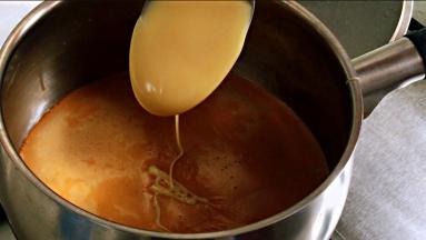 加入炼乳搅拌均匀。