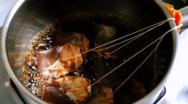 红茶包沸水煮五分钟，捞出茶包，凉晾攥干茶汁。