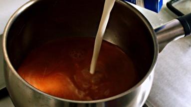 牛奶，煮至微微冒泡，关火。