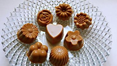 顺利脱模，吃不完的再送回冰箱冷藏。