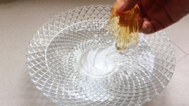 吉利丁片提前五分钟泡软，攥干水分。