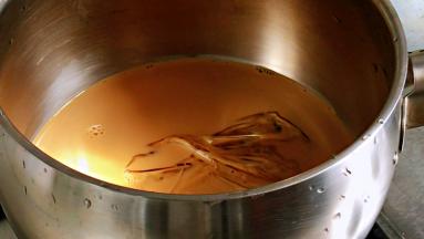 加入奶茶中搅拌至溶化。