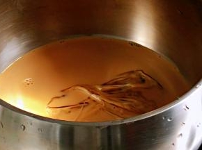 加入奶茶中搅拌至溶化。