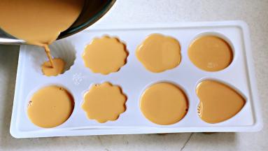 凉晾后注入模具中，放进冰箱冷藏二小时以上。