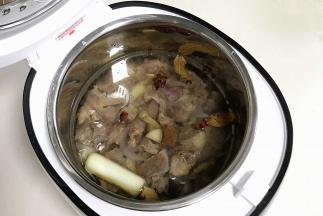 翻炒好的牛腩放入臻米脱糖电饭煲内，倒入适量的清水，水量要没过食材。