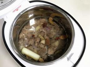 翻炒好的牛腩放入臻米脱糖电饭煲内，倒入适量的清水，水量要没过食材。