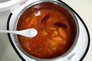 出锅前加盐调味。