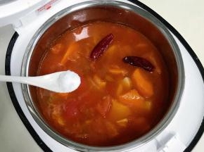 出锅前加盐调味。