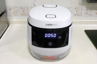 合上盖子，选择“汤粥”程序，电饭煲进入工作模式。