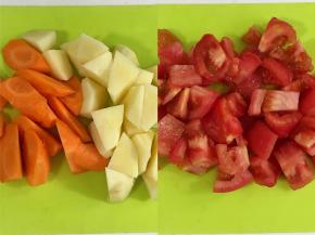 胡萝卜、土豆和番茄去皮切块。