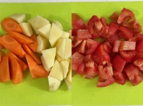 胡萝卜、土豆和番茄去皮切块。