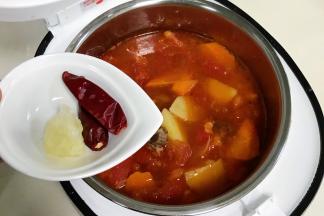 加冰糖和干辣椒。