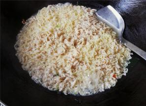 再一锅沸水，放入面饼和调味包，把面条煮软。