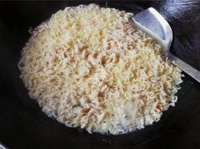 再一锅沸水，放入面饼和调味包，把面条煮软。
