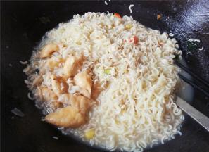 把油面筋拈碎放入面中，再煮一煮就可以。