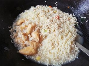 把油面筋拈碎放入面中，再煮一煮就可以。