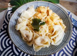 把面条盛出，把煮好的馄饨摆放在面上即可食用。