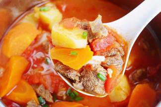 炖煮结束撒少许葱花，营养美味的番茄土豆牛腩汤就制作完成了。