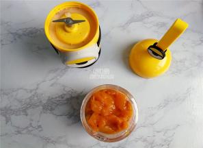 冷冻很硬的话，先稍微解冻，再放入料理杯中。