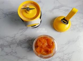 冷冻很硬的话，先稍微解冻，再放入料理杯中。