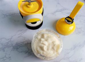 把酸奶也全部倒入料理杯中。