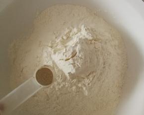 开始和面  放入酵母粉和糖