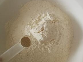 开始和面  放入酵母粉和糖