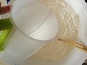 温水或温牛奶和面