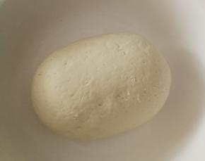 面团稍稍偏硬一点  后面比较好定型  静置醒面发酵