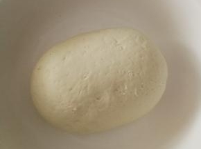 面团稍稍偏硬一点  后面比较好定型  静置醒面发酵