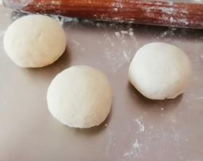 将面团移至面板上  轻柔排气 分成小剂子