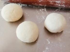 将面团移至面板上  轻柔排气 分成小剂子