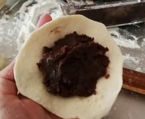 每个小剂子擀成圆片  中间稍厚一点  放入豆沙馅